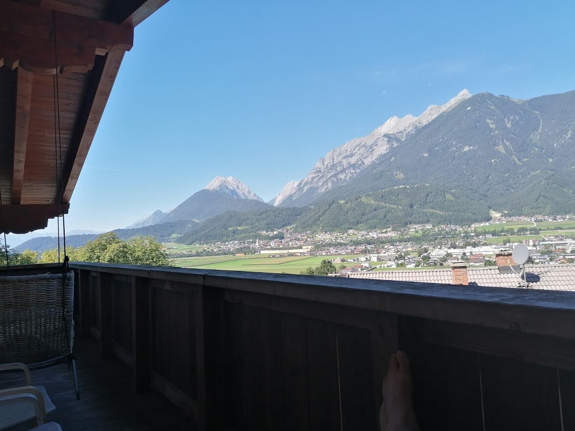 Nordwestbalkon mit dem Karwendel im Hintergrund