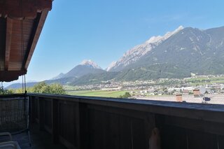 Nordwestbalkon mit dem Karwendel im Hintergrund