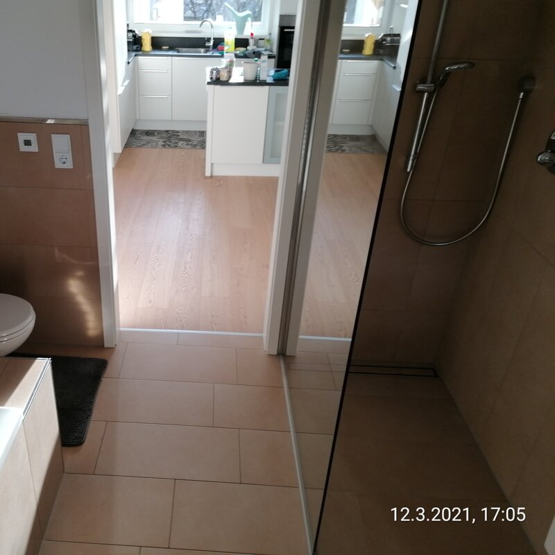 Bad mit Dusche und Badewanne und Wc