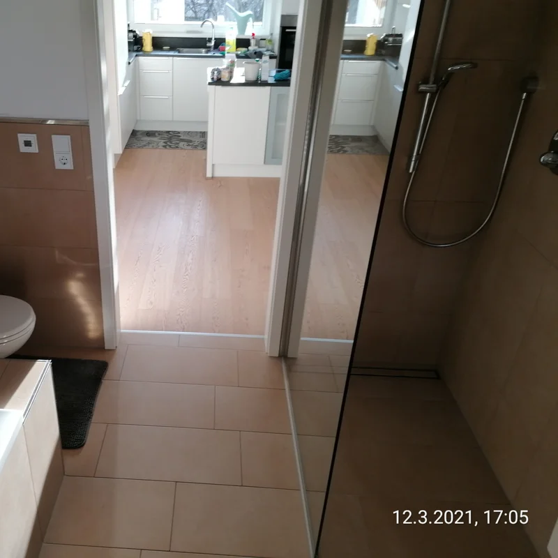 Bad mit Dusche und Badewanne und Wc