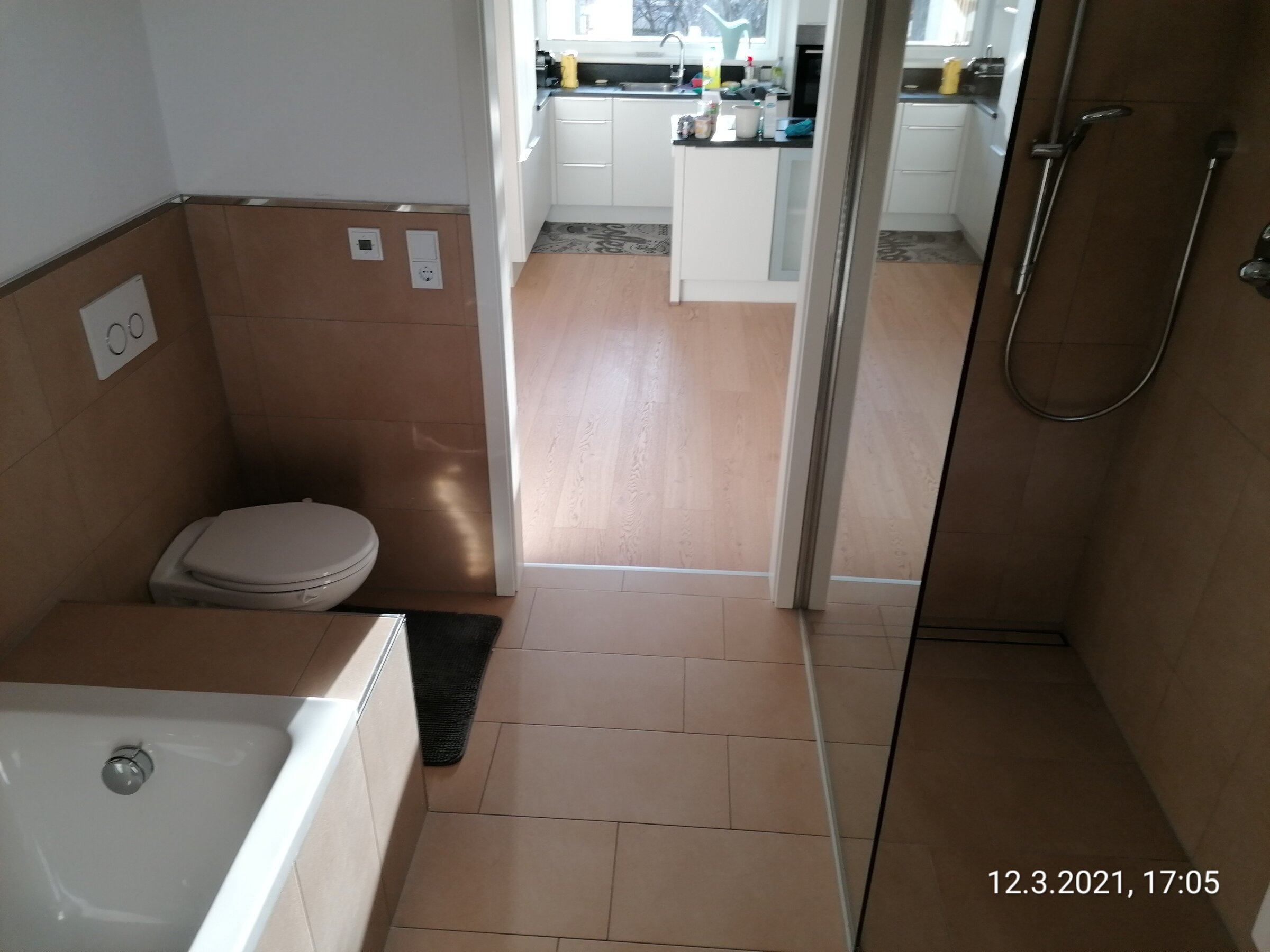 Bad mit Dusche und Badewanne und Wc