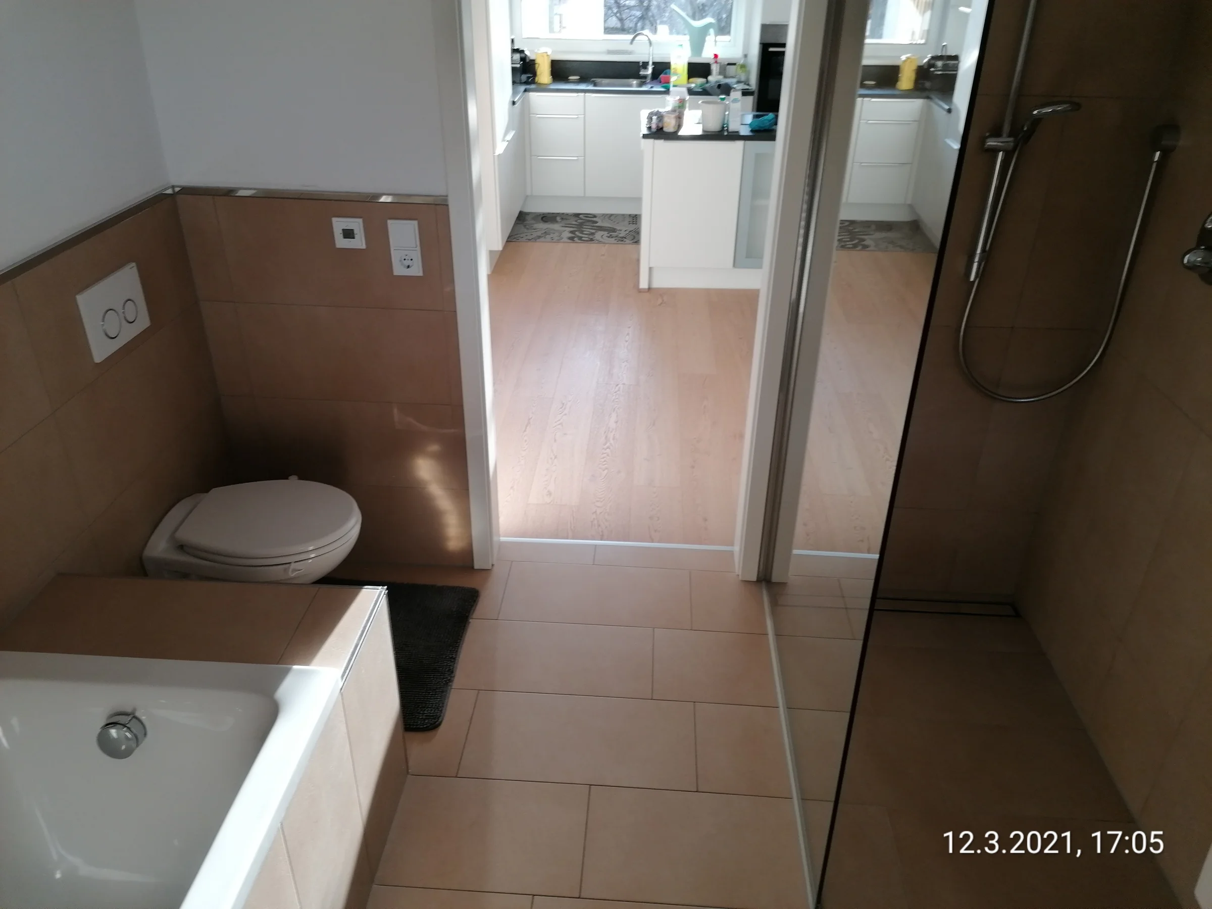 Bad mit Dusche und Badewanne und Wc