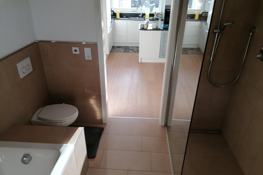 Bad mit Dusche und Badewanne und Wc