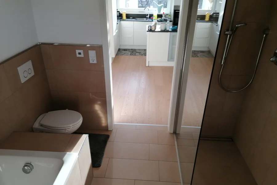 Bad mit Dusche und Badewanne und Wc