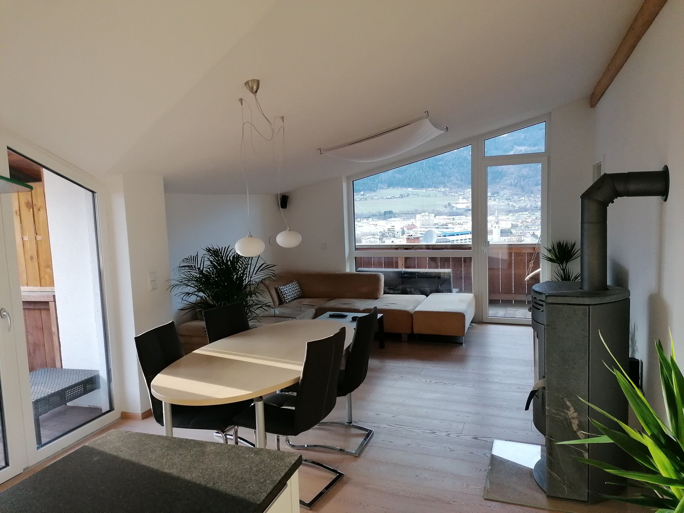 Wohn- Essraum mit Specksteinofen