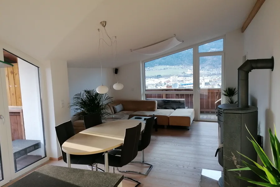 Wohn- Essraum mit Specksteinofen