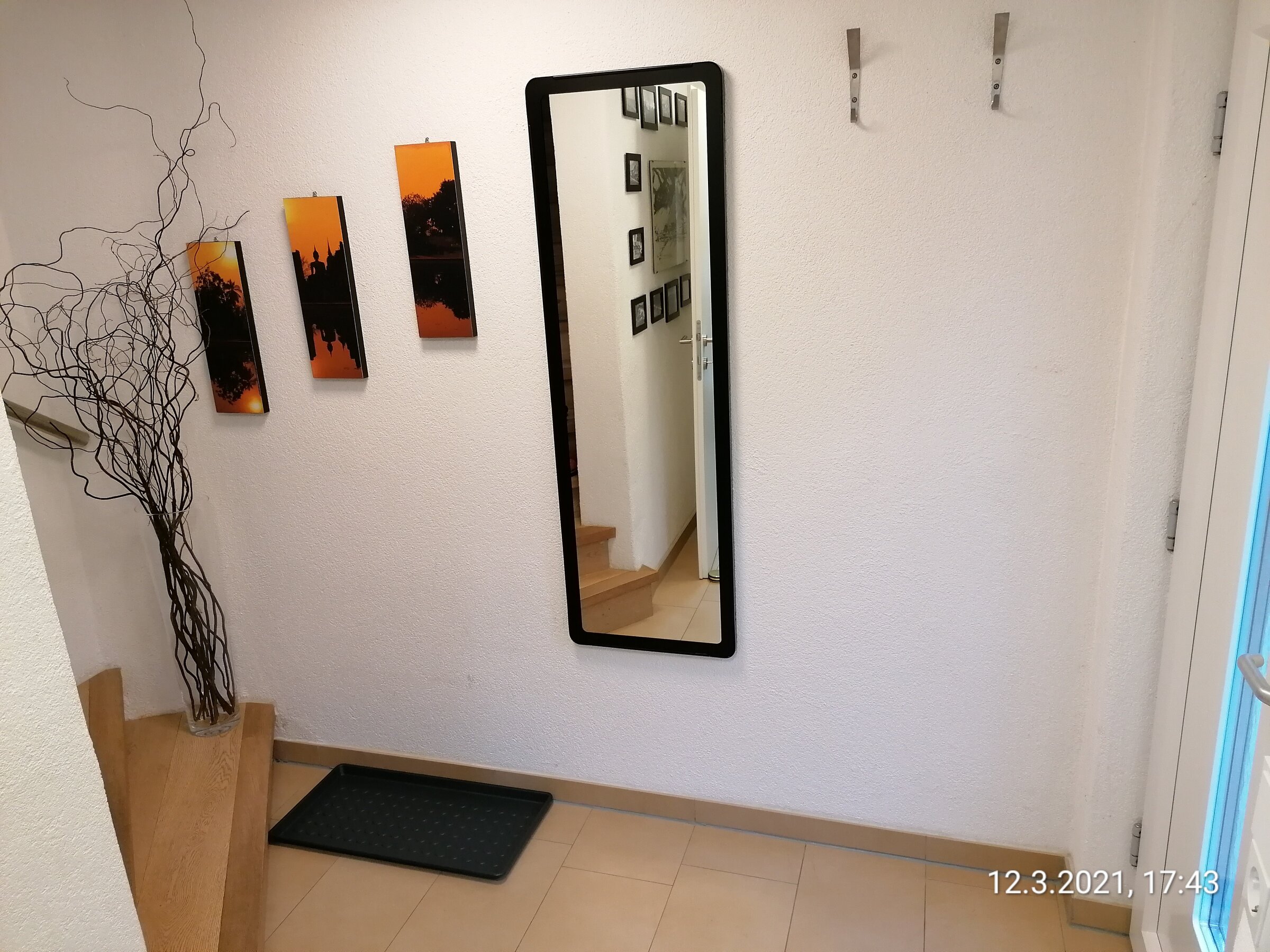 Garderobenbereich mit Treppe