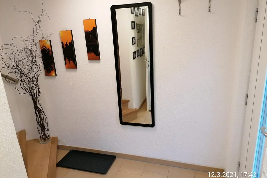 Garderobenbereich mit Treppe