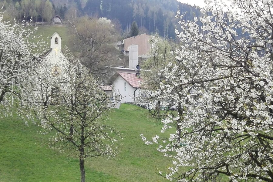 Bilick auf die Kapelle im Frühjahr