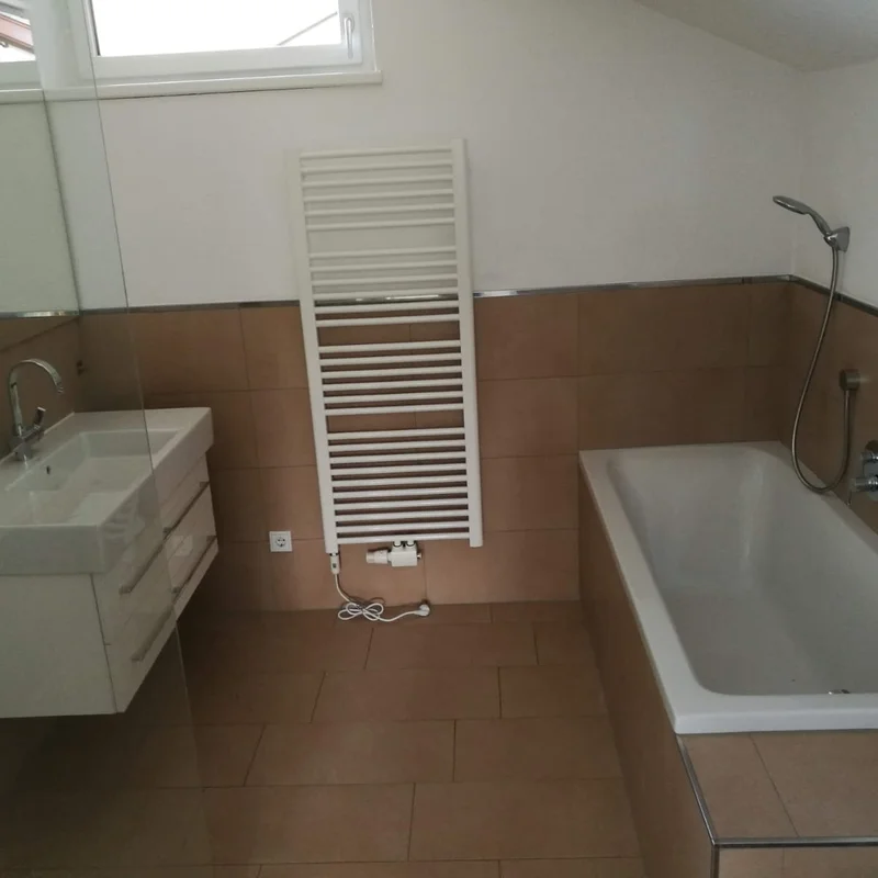 Badezimmer mit Fenster