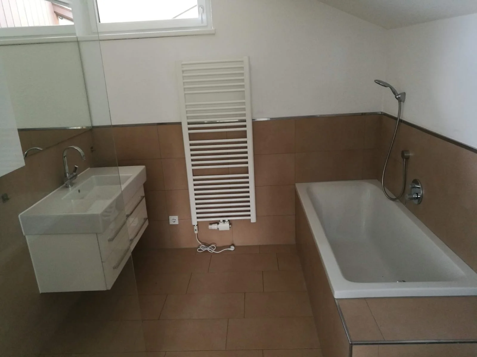 Badezimmer mit Fenster