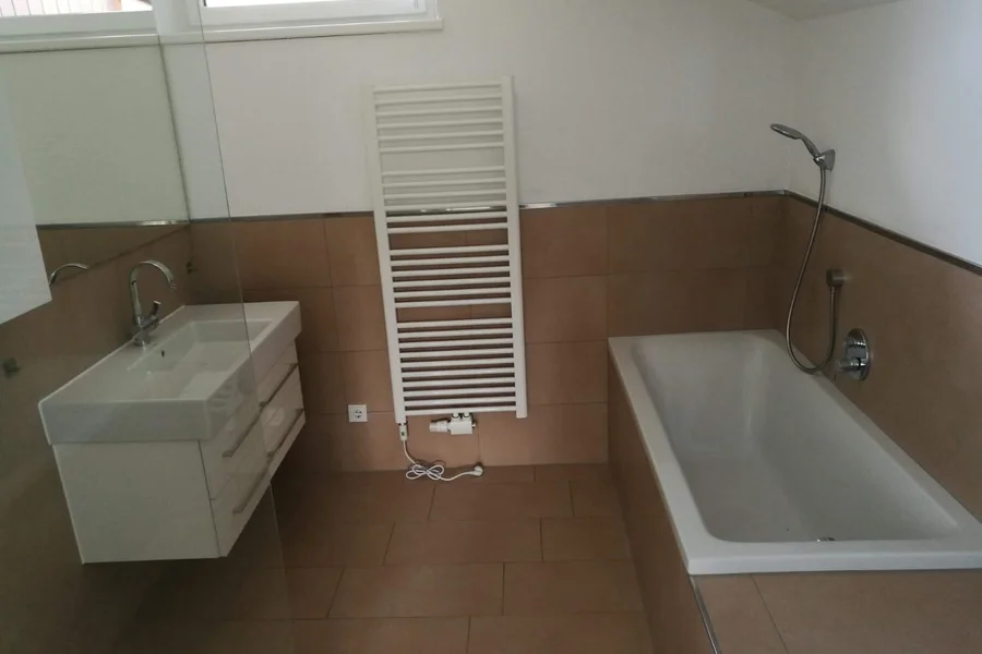 Badezimmer mit Fenster