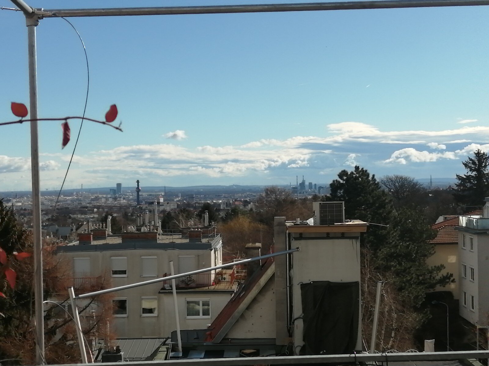 Von Der Wohnung hat man einen großartigen Blick weit über Wien bis ins Burgenland (Bei Schönwetter).  | © Elisabeth Faber