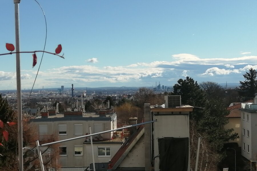 Von Der Wohnung hat man einen großartigen Blick weit über Wien bis ins Burgenland (Bei Schönwetter).  | © Elisabeth Faber