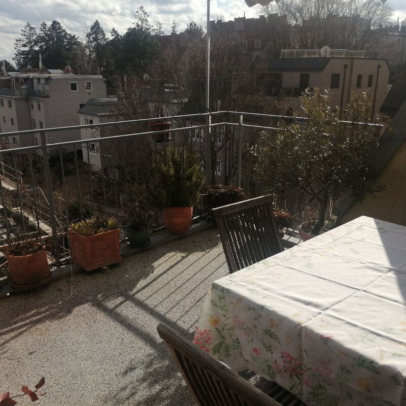 Tisch und 6 Sessel laden vor allem am Abend zum Genießen der Aussicht ein | © Elisabeth Faber