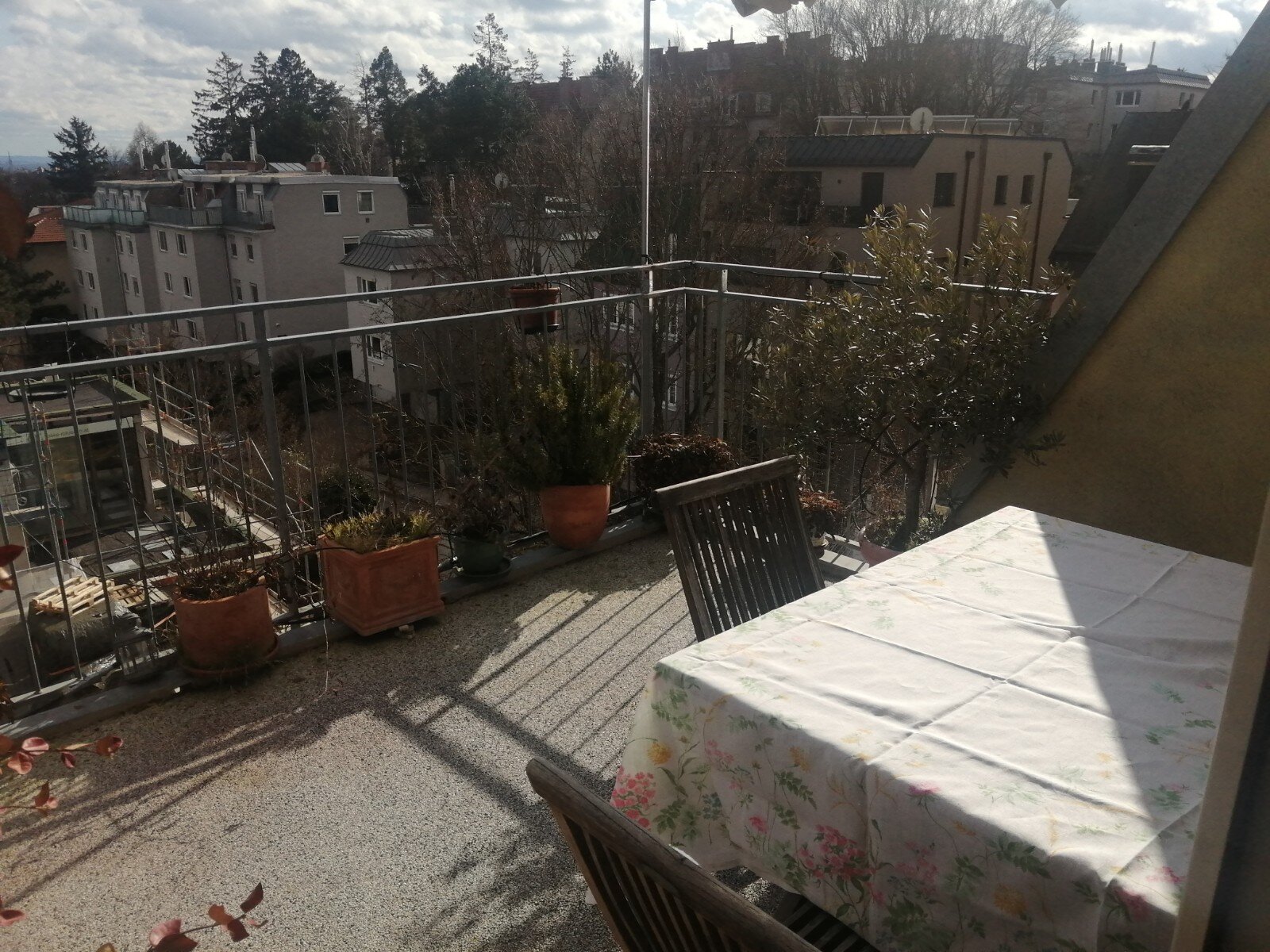 Tisch und 6 Sessel laden vor allem am Abend zum Genießen der Aussicht ein | © Elisabeth Faber