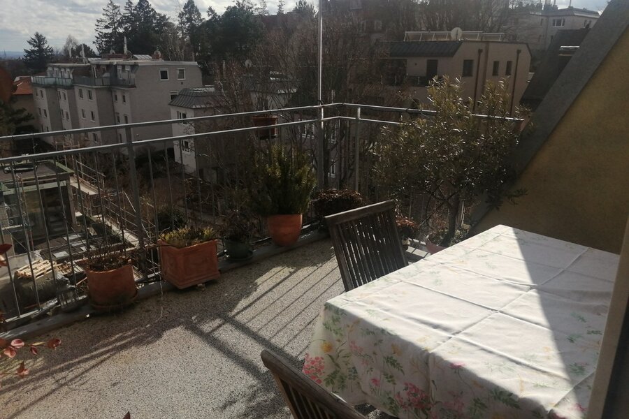 Tisch und 6 Sessel laden vor allem am Abend zum Genießen der Aussicht ein | © Elisabeth Faber