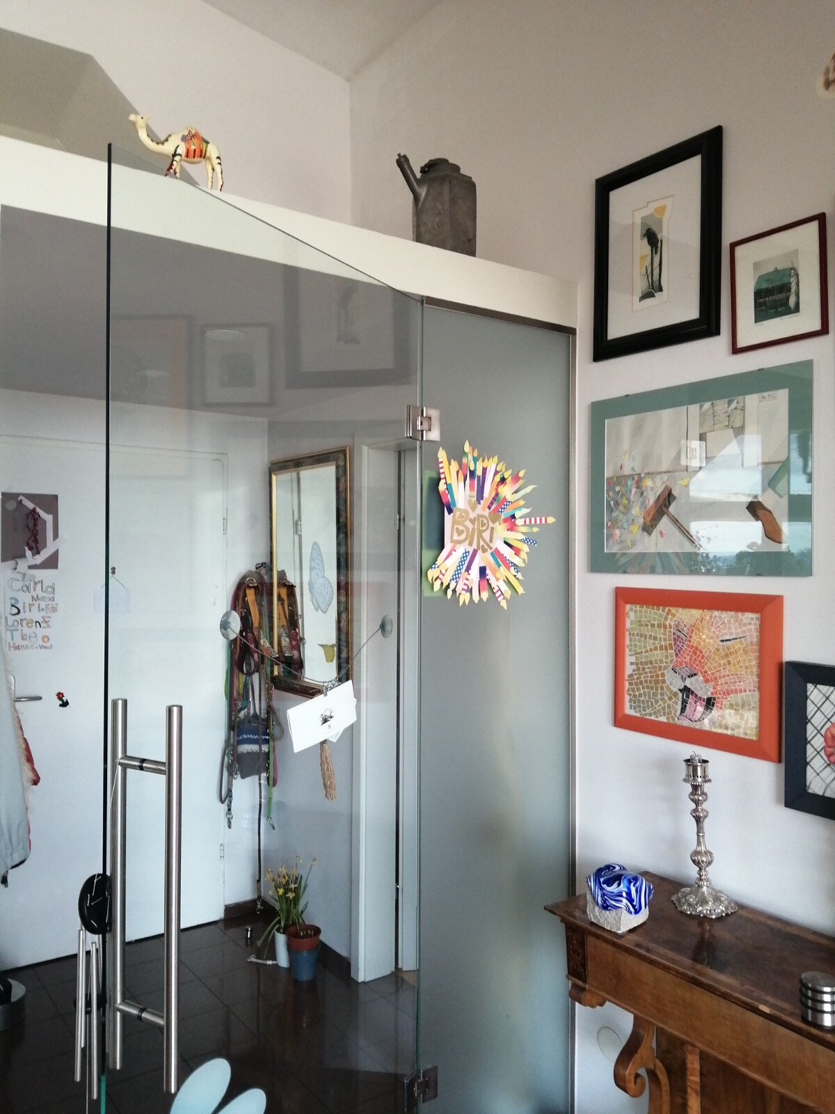 Durch die Glastüre in den Eingangsbereich | © Elisabeth Faber