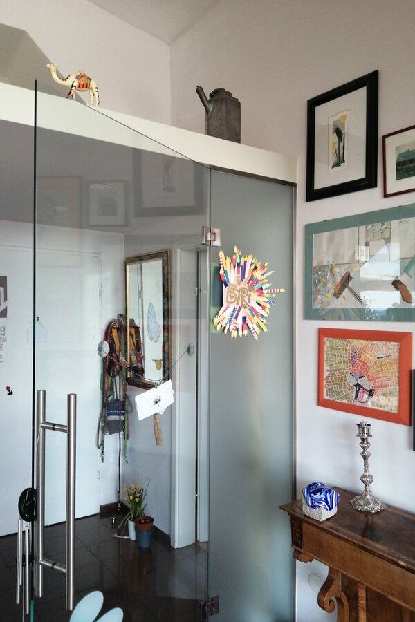 Durch die Glastüre in den Eingangsbereich | © Elisabeth Faber