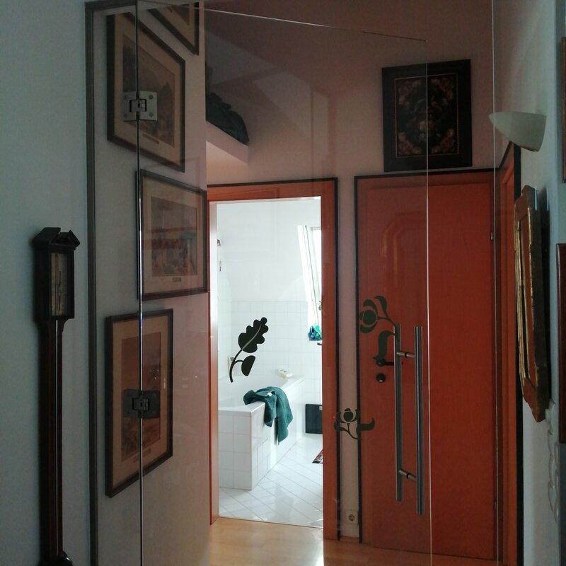 Durch die Glastüre zur Küche (rechts), WC (geradeaus), Bad (geradeaus, offene Türe, Schlafzimmer (links)) | © Elisabeth Faber