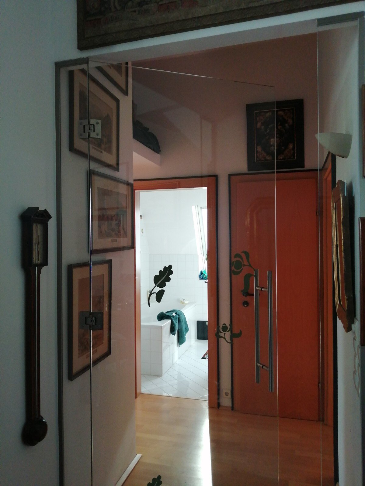 Durch die Glastüre zur Küche (rechts), WC (geradeaus), Bad (geradeaus, offene Türe, Schlafzimmer (links)) | © Elisabeth Faber