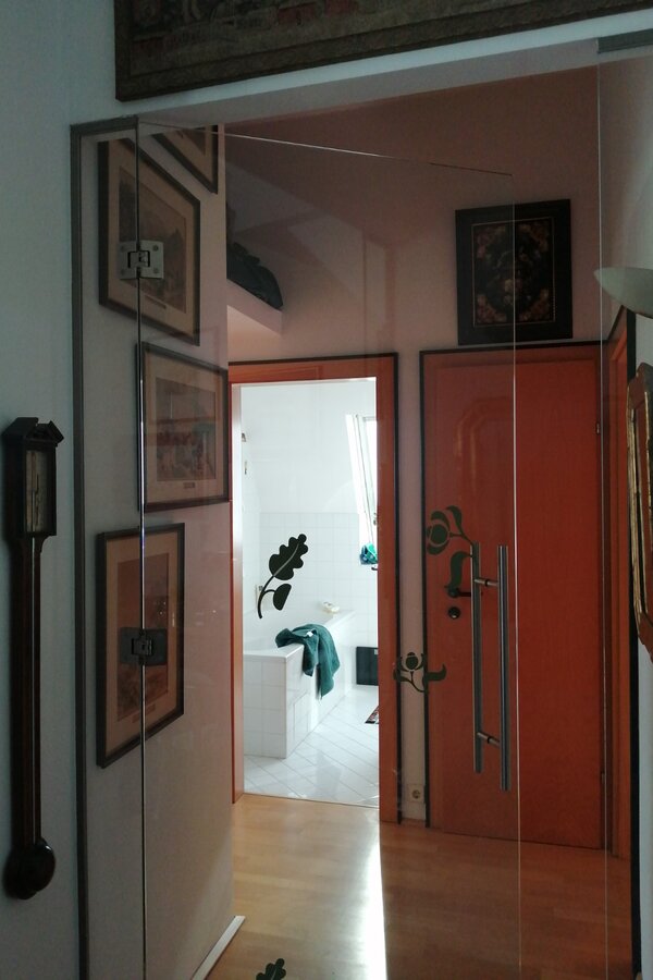 Durch die Glastüre zur Küche (rechts), WC (geradeaus), Bad (geradeaus, offene Türe, Schlafzimmer (links)) | © Elisabeth Faber