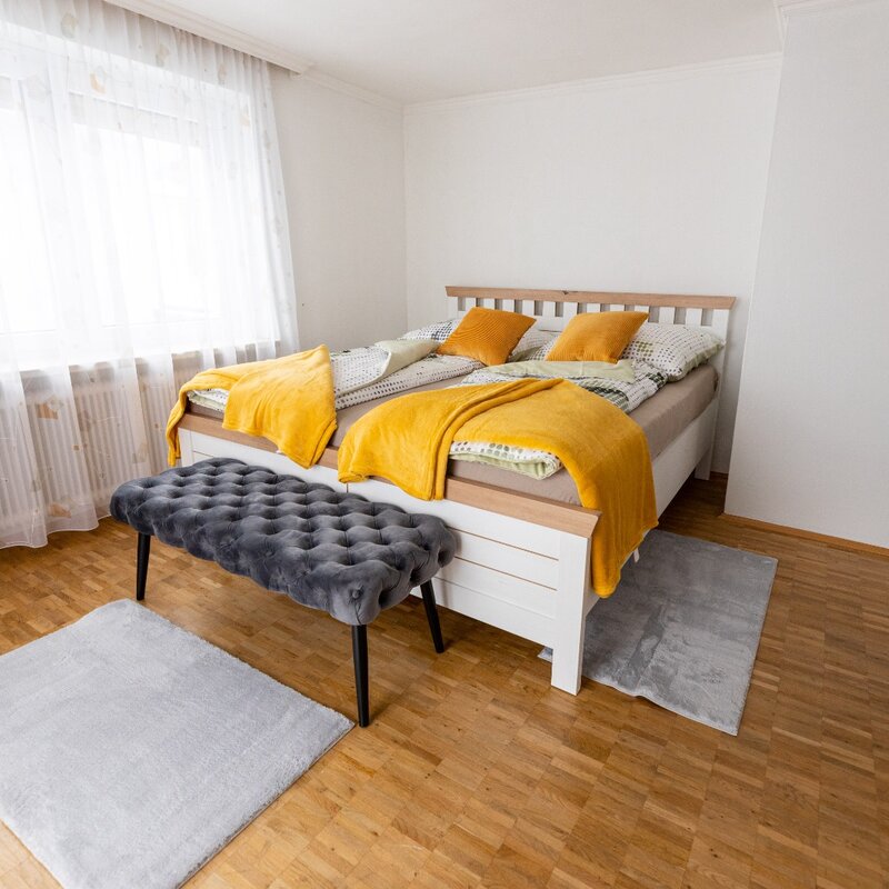 Helles Schlafzimmer mit Doppelbett & modernem Mobiliar – 3-Zimmer-Wohnung zur Kurzzeitmiete in Salzburg, Wohnen auf Zeit 1 bis 6 Monate.
