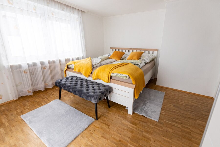 Helles Schlafzimmer mit Doppelbett & modernem Mobiliar – 3-Zimmer-Wohnung zur Kurzzeitmiete in Salzburg, Wohnen auf Zeit 1 bis 6 Monate.