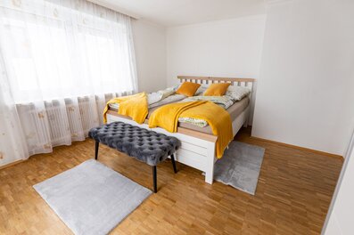 Helles Schlafzimmer mit Doppelbett & modernem Mobiliar – 3-Zimmer-Wohnung zur Kurzzeitmiete in Salzburg, Wohnen auf Zeit 1 bis 6 Monate.