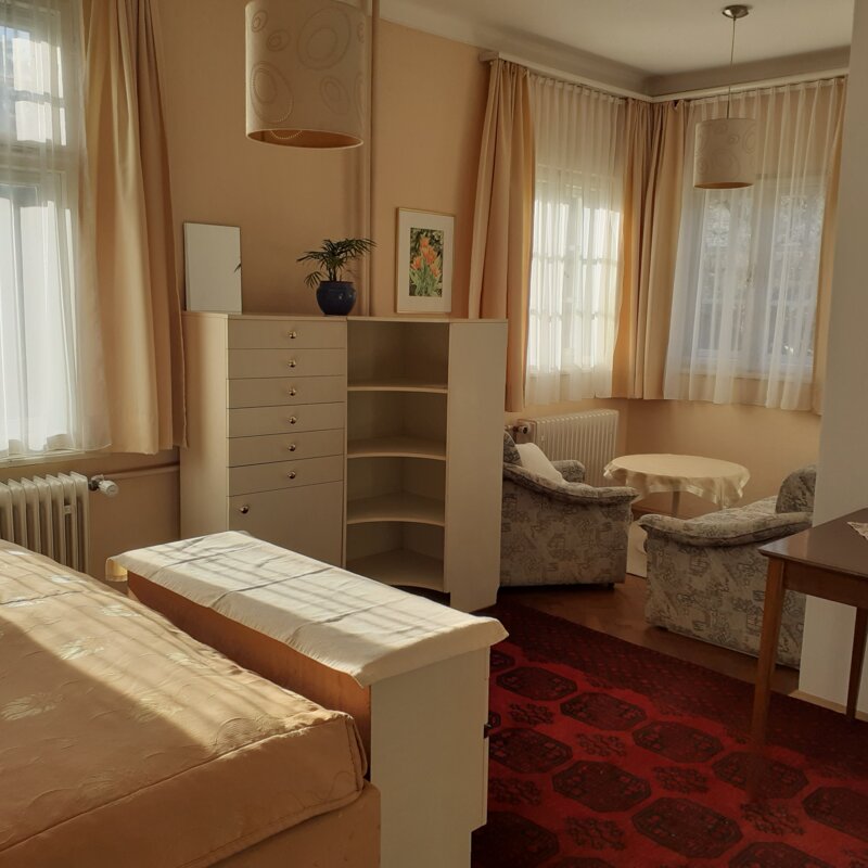 Helles Villazimmer mit Doppelbett & Sitzecke – Kurzzeitmiete & Wohnen auf Zeit für 1 bis 6 Monate in Graz | © Waltraud Lösch