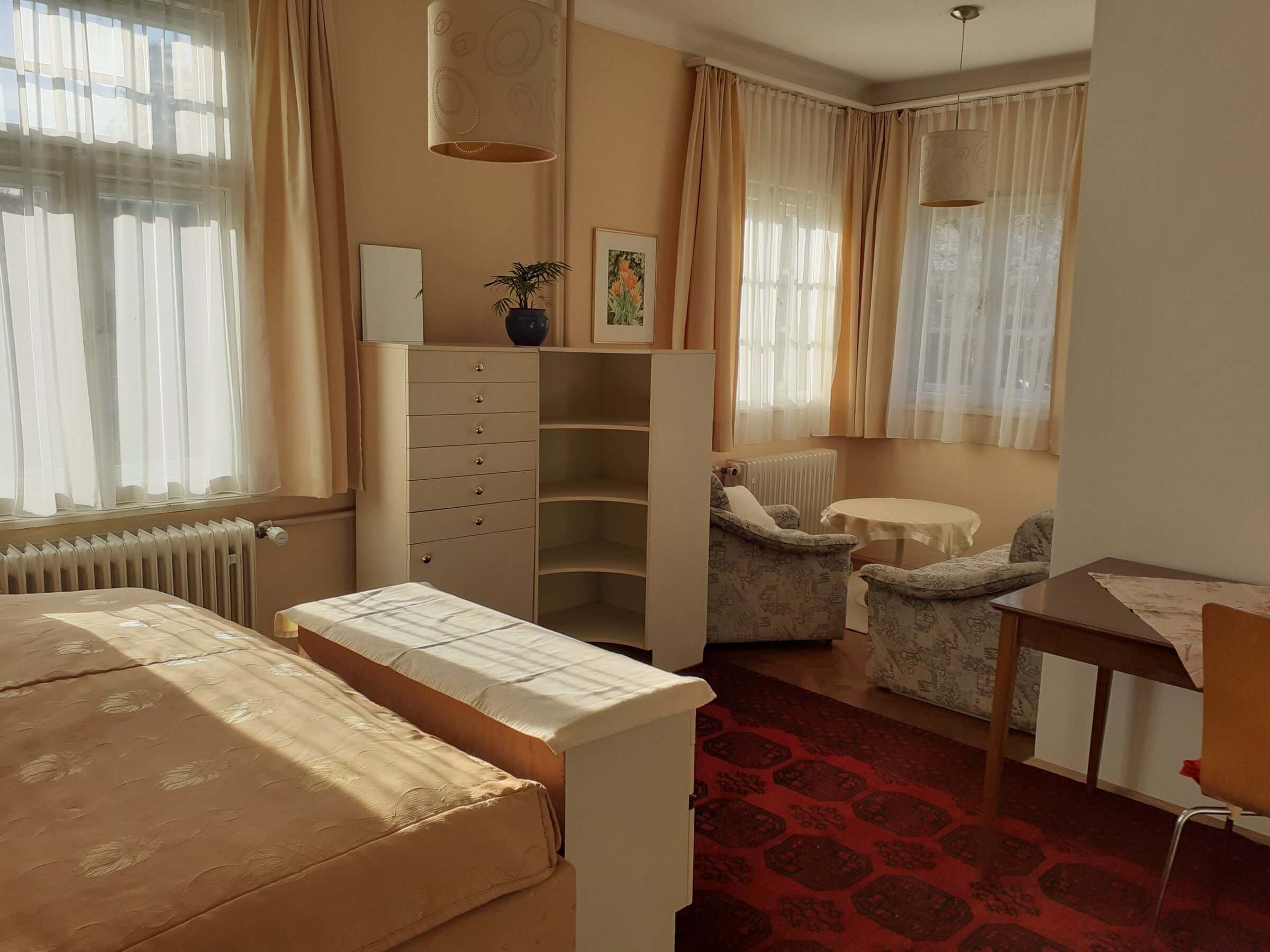 Helles Villazimmer mit Doppelbett & Sitzecke – Kurzzeitmiete & Wohnen auf Zeit für 1 bis 6 Monate in Graz | © Waltraud Lösch