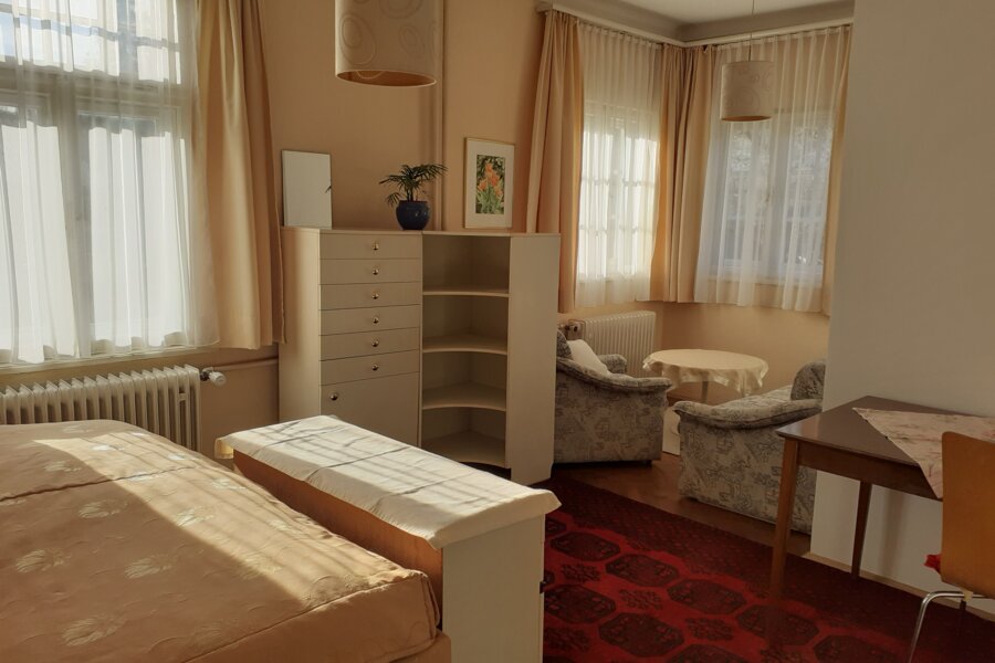 Helles Villazimmer mit Doppelbett & Sitzecke – Kurzzeitmiete & Wohnen auf Zeit für 1 bis 6 Monate in Graz | © Waltraud Lösch