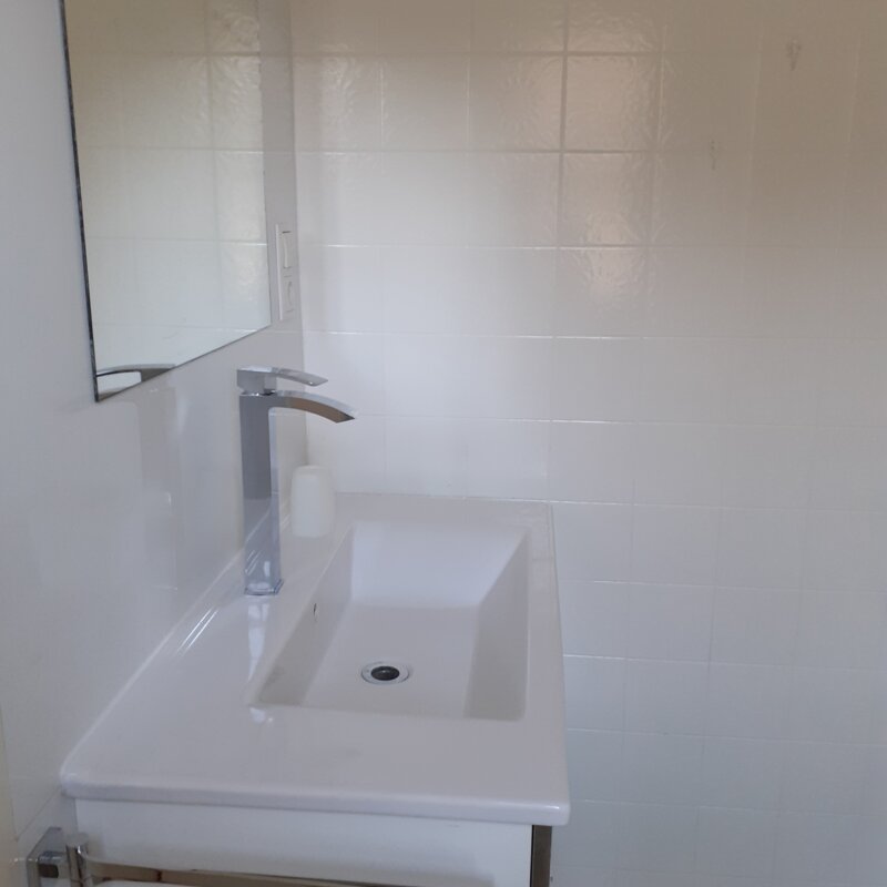 Badezimmer  mit Wanne und Dusche 