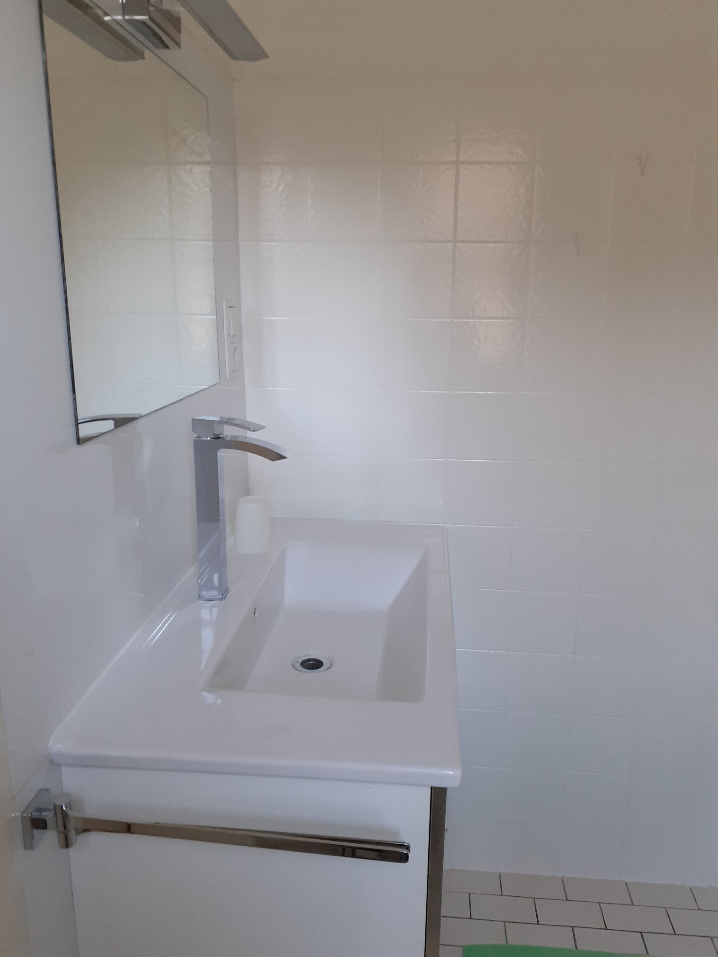 Badezimmer  mit Wanne und Dusche 