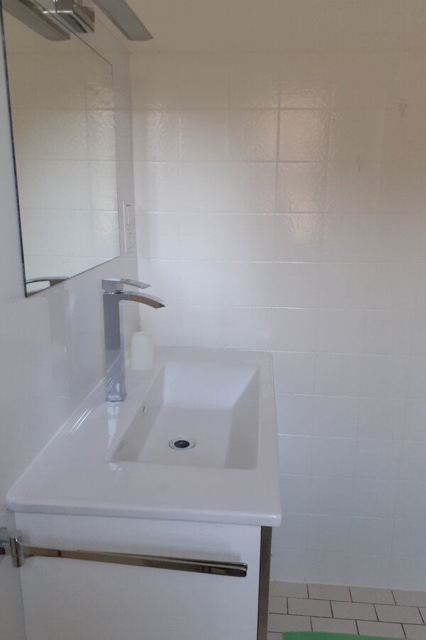 Badezimmer  mit Wanne und Dusche 