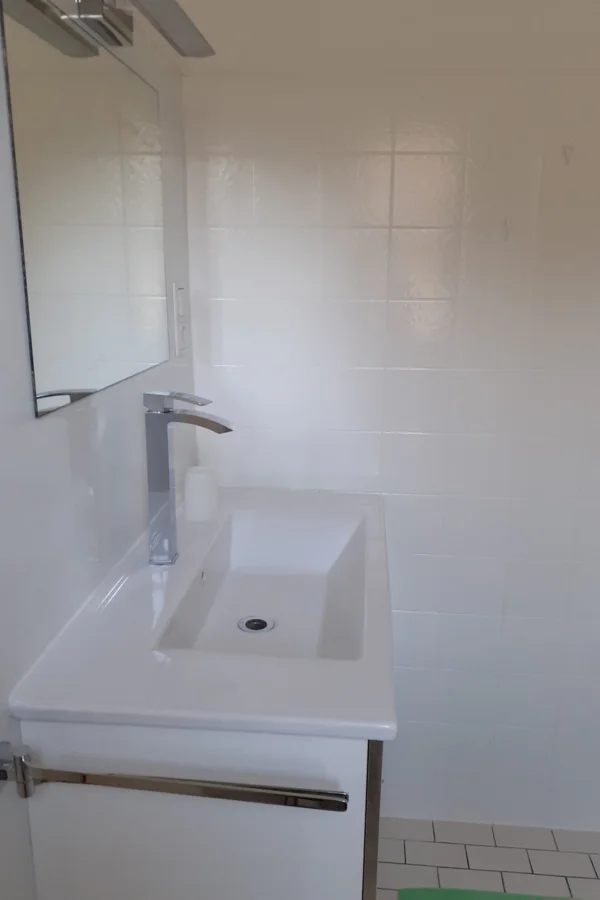 Badezimmer  mit Wanne und Dusche 