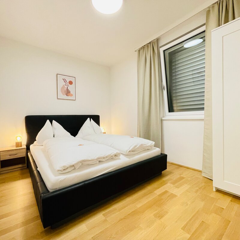 Bright bedroom with double bed & wardrobe – 2-room apartment for short-term rental & temporary housing for 1 to 6 months in Vienna