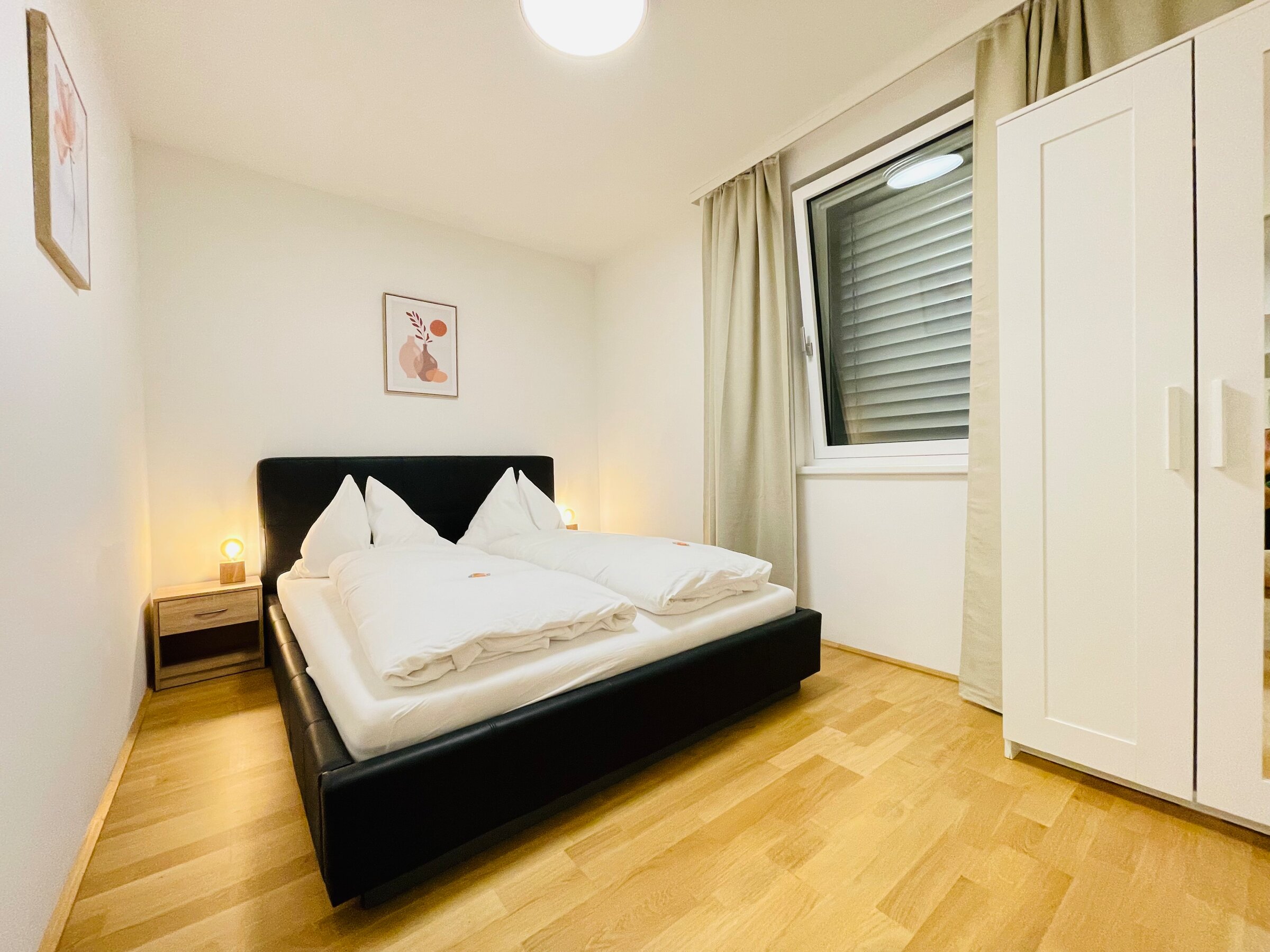 Bright bedroom with double bed & wardrobe – 2-room apartment for short-term rental & temporary housing for 1 to 6 months in Vienna
