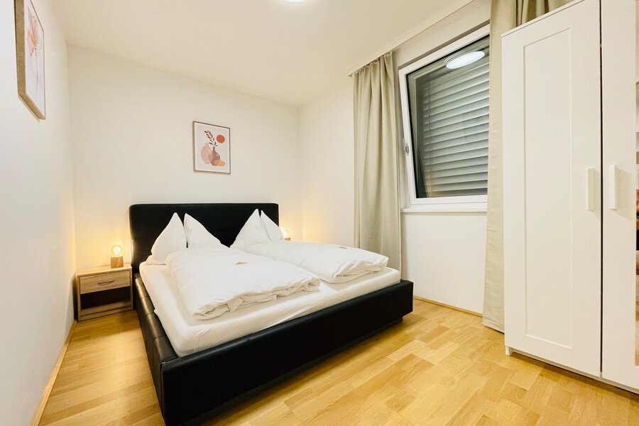 Bright bedroom with double bed & wardrobe – 2-room apartment for short-term rental & temporary housing for 1 to 6 months in Vienna