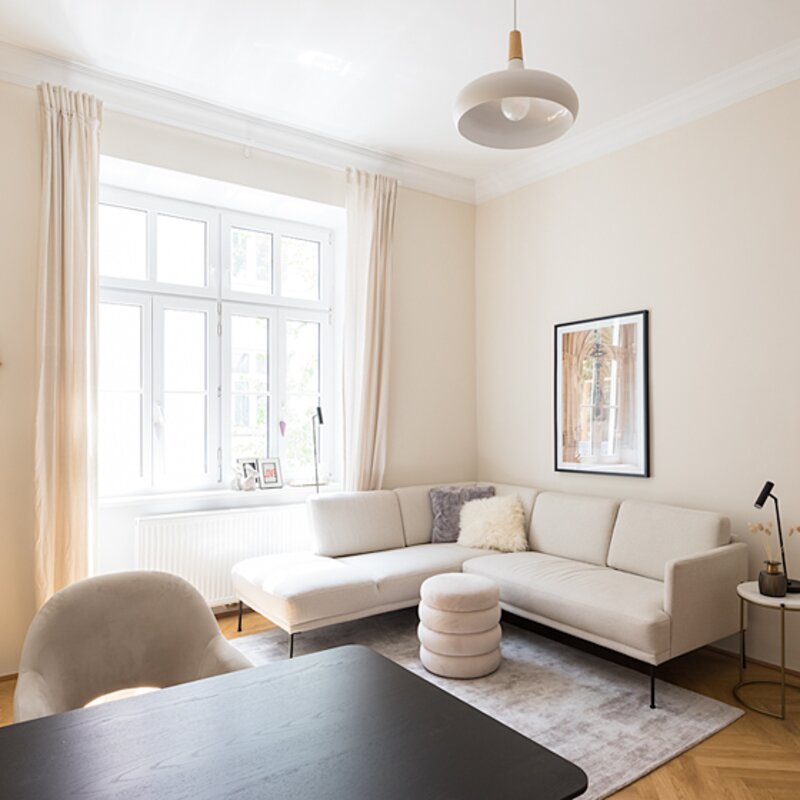 Heller Wohnbereich mit Ecksofa & Parkettboden – 2-Zimmer Wohnung zur Kurzzeitmiete & Wohnen auf Zeit für 1 bis 6 Monate in Wien