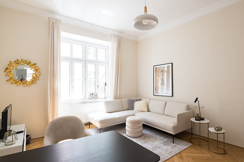 Heller Wohnbereich mit Ecksofa & Parkettboden – 2-Zimmer Wohnung zur Kurzzeitmiete & Wohnen auf Zeit für 1 bis 6 Monate in Wien