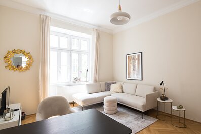 Heller Wohnbereich mit Ecksofa & Parkettboden – 2-Zimmer Wohnung zur Kurzzeitmiete & Wohnen auf Zeit für 1 bis 6 Monate in Wien