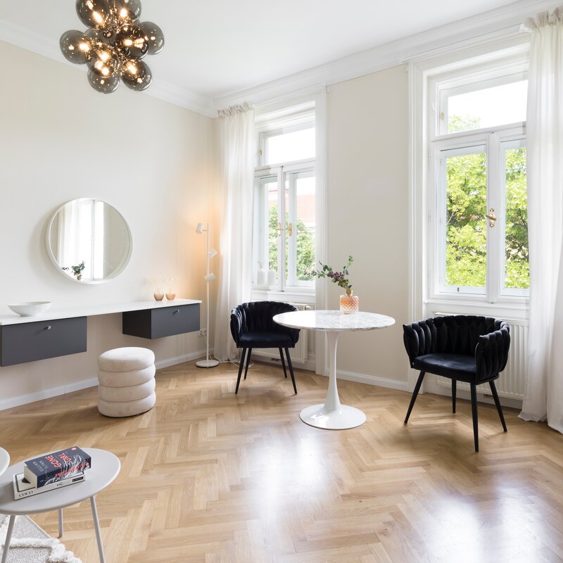 Helles Wohnzimmer mit Parkettboden – 2-Zimmer Wohnung zur Kurzzeitmiete & Wohnen auf Zeit für 1 bis 6 Monate in Wien