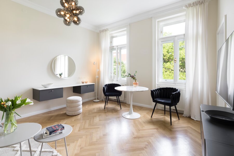 Helles Wohnzimmer mit Parkettboden – 2-Zimmer Wohnung zur Kurzzeitmiete & Wohnen auf Zeit für 1 bis 6 Monate in Wien