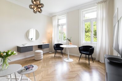 Helles Wohnzimmer mit Parkettboden – 2-Zimmer Wohnung zur Kurzzeitmiete & Wohnen auf Zeit für 1 bis 6 Monate in Wien