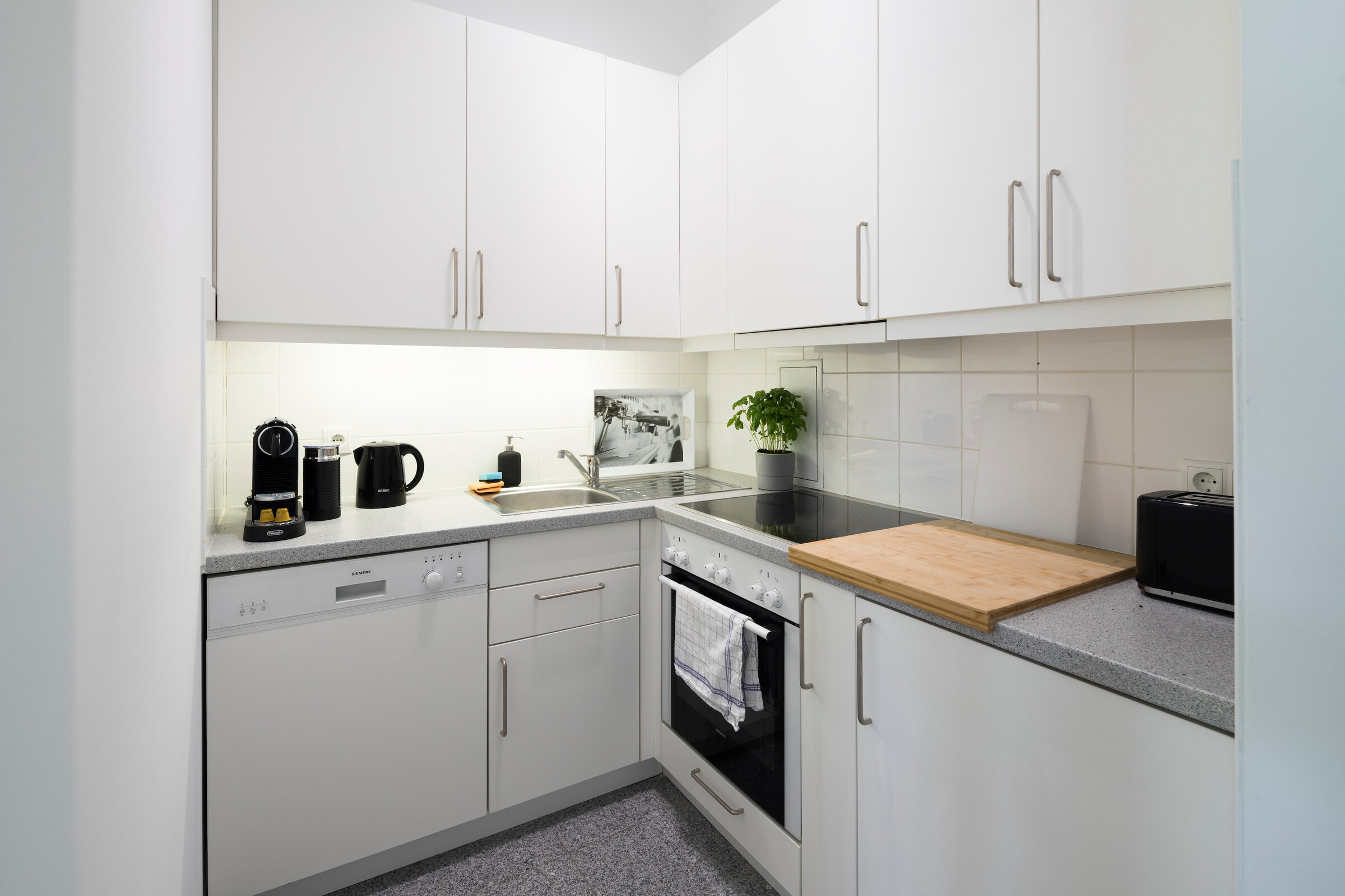 Hochwertige Ausstattung, Nespresso, Toaster, Wasserkocher, Schneidebretter