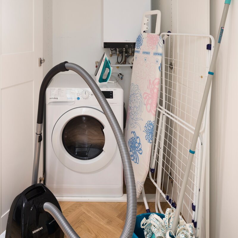 Waschtrockner, Bügelbrett, Staubsauger