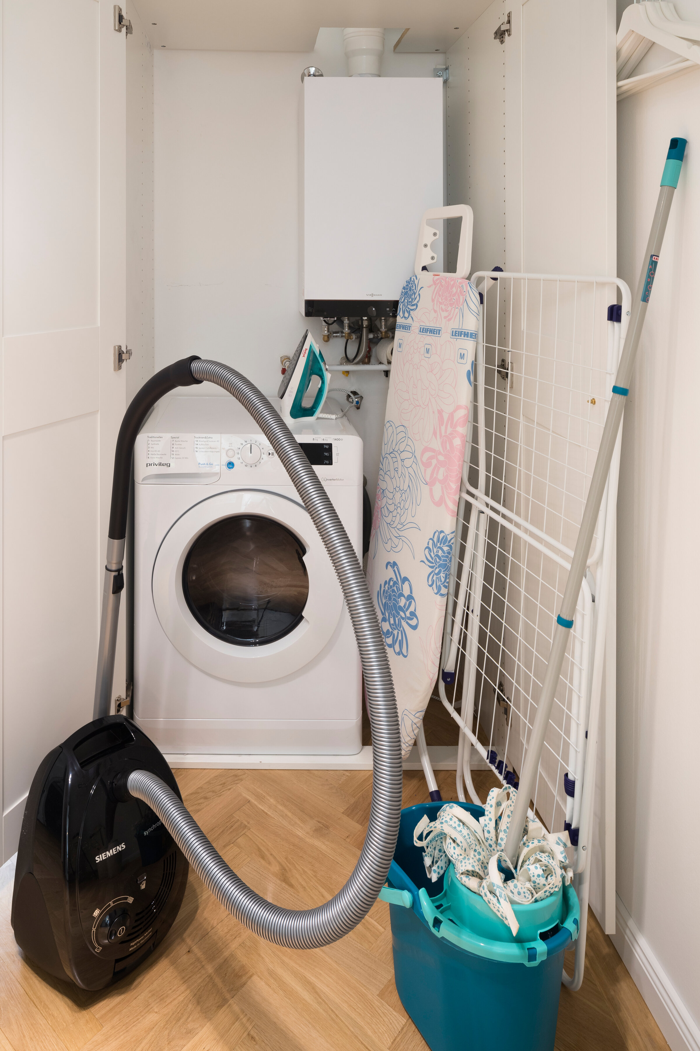 Waschtrockner, Bügelbrett, Staubsauger