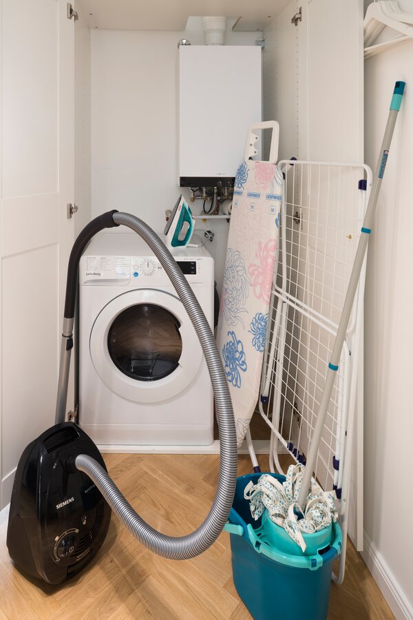 Waschtrockner, Bügelbrett, Staubsauger