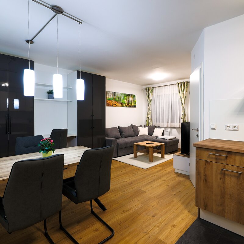 Bright open-plan living and dining area – 2-room apartment for short-term rental in Wels, 1–6 months